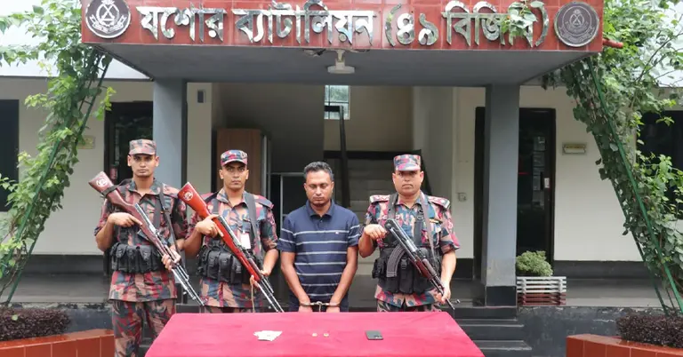 স্বর্ণের বারসহ পাচারকারী আটক